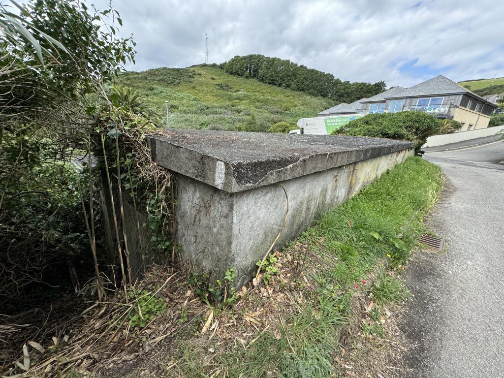 Lot: 106 - FORMER SHELTER WITH POTENTIAL AND PRIVATE PARKING SPACE - View of the exterior